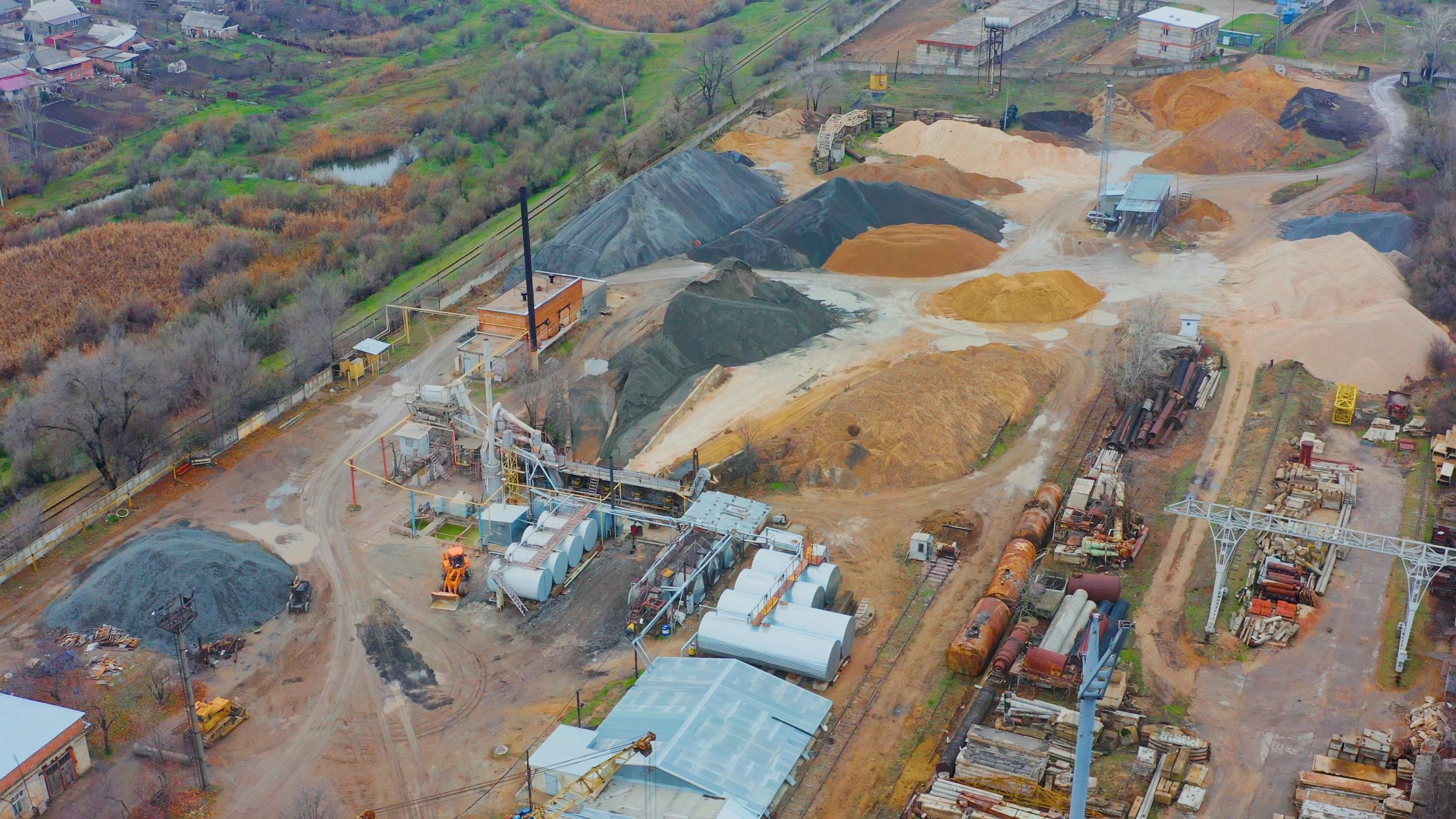 Mineral processing facility with machinery and aggregate stockpiles
